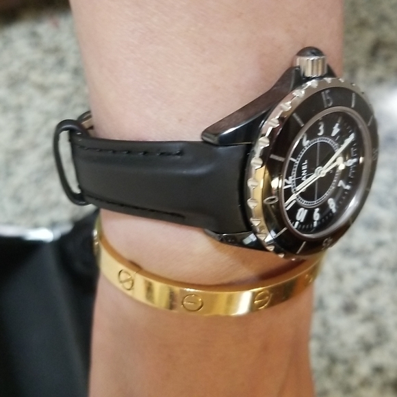 Chanel Iconic J12 Quartz 33mm watch - Picture 7 of 16